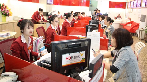 Ngân hàng cung cấp bộ giải pháp tài chính cho cửa hàng xăng dầu- Ảnh 1. Khách hàng giao dịch tại HDBank - Ảnh: H.D
