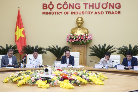 Đường dây 500kV mạch 3: Tháng 6 phải xong, giờ vẫn ngổn ngang mặt bằng- Ảnh 1. Bộ trưởng Bộ Công Thương chủ trì cuộc họp - Ảnh: C.DŨNG