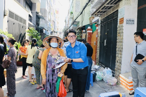 Một thời Đoàn viên sôi nổi: Cán bộ Đoàn hãy sống với thời tuổi trẻ tuyệt vời nhất- Ảnh 3. Nguyễn Khắc Quốc Huy trong một hoạt động an sinh xã hội - Ảnh: NVCC