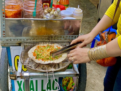 Khách quốc tế thích TP.HCM vì điều gì?- Ảnh 8. Bánh tráng nướng còn có tên gọi khác là pizza của Việt Nam