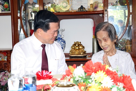 Bí thư Tỉnh ủy Đồng Nai thăm, tặng quà cho 'cụ bà cao tuổi nhất thế giới'- Ảnh 1. Bí thư Tỉnh ủy Đồng Nai Nguyễn Hồng Lĩnh thăm, tặng quà cụ bà Trịnh Thị Khơng, 119 tuổi - Ảnh: AN BÌNH