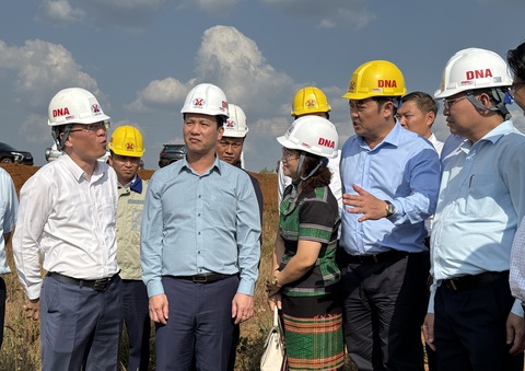 Ông Lê Trọng Yên - phó chủ tịch UBND tỉnh Đắk Nông (thứ 2 bên phải sang) nói về việc đất hoàn thổ có thể đưa ngay vào sản xuất nông nghiệp - Ảnh: TRUNG TÂN Ông Lê Trọng Yên - phó chủ tịch UBND tỉnh Đắk Nông (thứ 2 từ phải sang) nói về việc đất hoàn thổ có thể đưa ngay vào sản xuất nông nghiệp - Ảnh: TRUNG TÂN