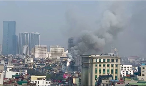 Lửa bốc cháy dữ dội trên tầng thượng một tòa nhà ở Hà Nội- Ảnh 6. Cột khói đen bốc cao nghi ngút từ tầng thượng tòa nhà - Ảnh: HẢI YẾN