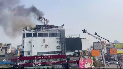 Lửa bốc cháy dữ dội trên tầng thượng một tòa nhà ở Hà Nội- Ảnh 5. Hiện trường vụ cháy - Ảnh: ANH SƠN