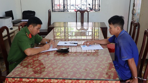 Bắt khẩn cấp cha dượng bạo hành con riêng của vợ cũ- Ảnh 1. Công an TP Đồng Xoài lấy lời khai đối với Lê Đức Thắng - cha dượng bạo hành con riêng của vợ cũ - Ảnh: AN BÌNH
