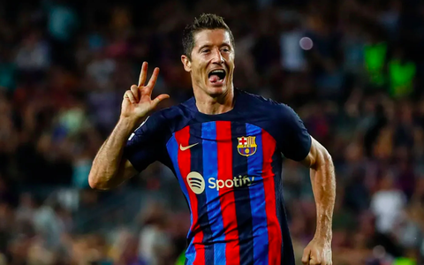 Lượt về vòng 16 đội Champions League: Arsenal và Barca lo âu- Ảnh 1. Lewandowski sẽ giúp Barca vượt khó trước Napoli? - Ảnh: Reuters