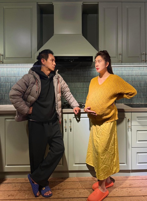 Lý Hải và dàn cast Lật mặt 7 có biểu cảm lạ khi cùng trăn trở một điều- Ảnh 1. Minh Hà cosplay thành phụ nữ có bầu, còn ông xã Lý Hải bày ra vẻ mặt nghi ngờ một cách hài hước