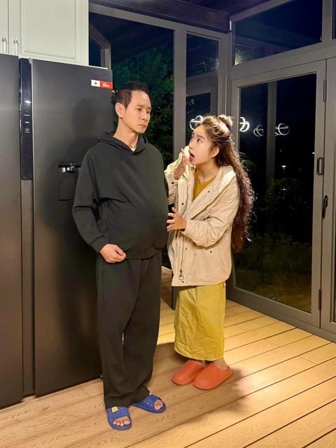 Lý Hải và dàn cast Lật mặt 7 có biểu cảm lạ khi cùng trăn trở một điều- Ảnh 2. Tiếp đó, khi vai trò được đảo ngược, khán giả phải bật cười trước biểu cảm có phần "lực bất tòng tâm" của Lý Hải, còn Minh Hà ghi điểm với diễn nét ngạc nhiên cực độ.