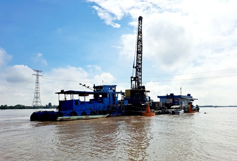An Giang cấp thêm hơn 15,5 triệu m³ cát cho các cao tốc miền Tây- Ảnh 1. An Giang cấp 10 khu mỏ với trữ lượng hơn 15,5 triệu m³ cát cho cao tốc miền Tây - Ảnh: CHÍ HẠNH