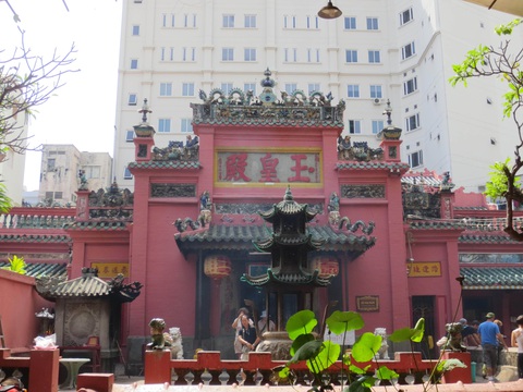 Khách quốc tế thích TP.HCM vì điều gì?- Ảnh 3. Chùa Ngọc Hoàng (quận 1, TP.HCM), một công trình kiến trúc đặc trưng của người Hoa, được du khách quốc tế dành nhiều sự quan tâm, đặc biệt khi từng đón tiếp Tổng thống Mỹ Barack Obama