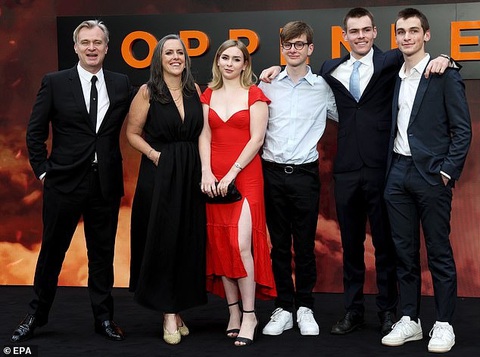 Vợ chồng Christopher Nolan và các con - Ảnh: EPA Vợ chồng Christopher Nolan và các con - Ảnh: EPA
