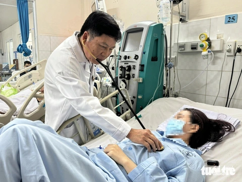 3 lý do khiến người sử dụng 'nước vui' bị khó thở nguy kịch- Ảnh 1. Nữ bệnh nhân hồi phục ở Bệnh viện Thống Nhất TP.HCM sau khi bị suy hô hấp nặng do dùng