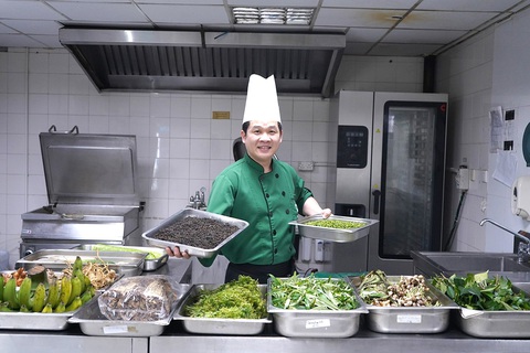 Đặc sản Cơ Tu vào resort 5 sao- Ảnh 1. Nông sản, rau quả từ núi rừng Tây Giang được đưa vào chế biến phục vụ khách ở Furama Resort Đà Nẵng - Ảnh: N.TÍN