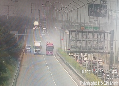 Đốt rơm rạ, khói mù mịt cao tốc TP.HCM - Long Thành - Dầu Giây- Ảnh 2. Khói bay mù mịt vào đường cao tốc do các đám cháy bên ngoài - Ảnh: VEC E