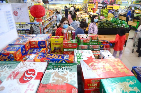Kinh doanh rượu, bia trên sàn thương mại điện tử: Chưa kiểm soát được độ tuổi khách mua- Ảnh 2. Chủng loại bia bán trong siêu thị ít hơn nhiều lần so với chợ mạng - Ảnh: QUANG ĐỊNH