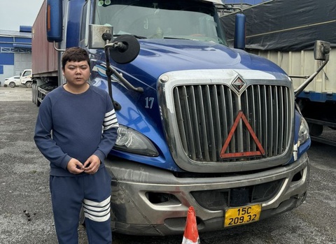 Tạm giữ hình sự tài xế xe container tông vào xe cảnh sát giao thông- Ảnh 1. Tài xế Nguyễn Văn Thành và xe vi phạm khi chạy trên cao tốc quốc lộ 45 - Nghi Sơn - Diễn Châu trưa 11-3 - Ảnh: Công an tỉnh Thanh Hóa cung cấp