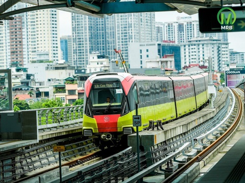 Bắt đầu vận hành thử metro Nhổn - ga Hà Nội trước khi khai thác thương mại- Ảnh 1. Tàu metro Nhổn - ga Hà Nội có đợt vận hành thử trong thời gian 1,5 tháng trước khi đưa vào khai thác đoạn trên cao - Ảnh: MRB