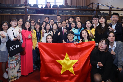 Thăm Úc, New Zealand: Thông điệp 'từ trái tim đến trái tim' của Thủ tướng Phạm Minh Chính- Ảnh 1. Thủ tướng Phạm Minh Chính làm động tác hình trái tim bằng hai ngón tay khi chụp ảnh cùng sinh viên Việt Nam tại Đại học Victoria (New Zealand) ngày 11-3 - Ảnh: NHẬT BẮC