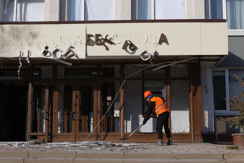 Tòa thị chính Belgorod bị hư hại sau khi bị drone tấn công, ngày 12-3 - Ảnh: AFP Tòa thị chính Belgorod bị hư hại sau khi bị drone tấn công ngày 12-3 - Ảnh: AFP