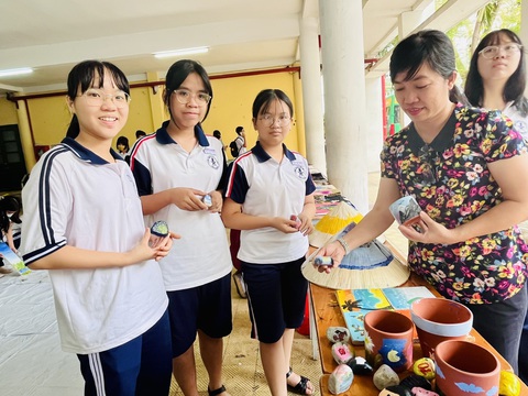 TP.HCM xây dựng đề án thay đổi mô hình Trường THPT chuyên Trần Đại Nghĩa- Ảnh 1. Thầy trò Trường THPT chuyên Trần Đại Nghĩa trong một hoạt động giáo dục - Ảnh: MỸ DUNG