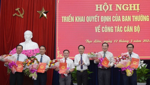 Bạc Liêu điều động, bổ nhiệm hàng loạt cán bộ lãnh đạo chủ chốt- Ảnh 1. Chủ tịch UBND tỉnh Bạc Liêu Phạm Văn Thiều (thứ ba từ phải sang) trao quyết định cho các cán bộ lãnh đạo chủ chốt vừa được bổ nhiệm - Ảnh: HỮU THỌ
