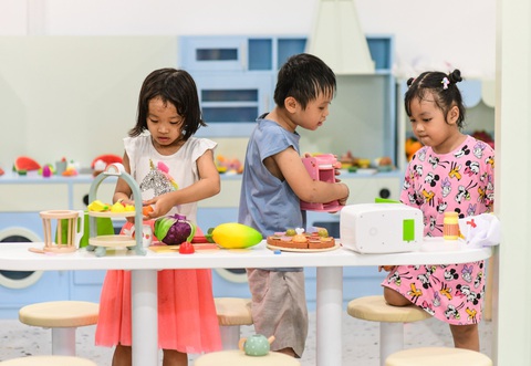 Con ồn ào chạy nhảy, sao mẹ vẫn thản nhiên bàn công chuyện- Ảnh 1. Trẻ nhỏ vui chơi luôn cần người lớn để mắt, canh chừng - Ảnh minh họa: QUANG ĐỊNH