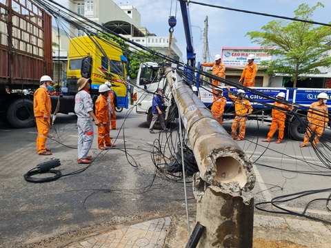 Xe tải đi vào đường cấm làm hàng loạt trụ điện gãy đổ- Ảnh 1. Chiếc xe tải trong lúc quay đầu đã vướng đường dây điện, cáp viễn thông làm đổ hàng loạt trụ điện - Ảnh: TRẦN MAI