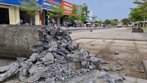 Xe tải đi vào đường cấm làm hàng loạt trụ điện gãy đổ- Ảnh 2. Hàng loạt trụ điện gãy đổ ra lòng đường, may mắn không có người và xe nào bị ảnh hưởng - Ảnh: TRẦN MAI