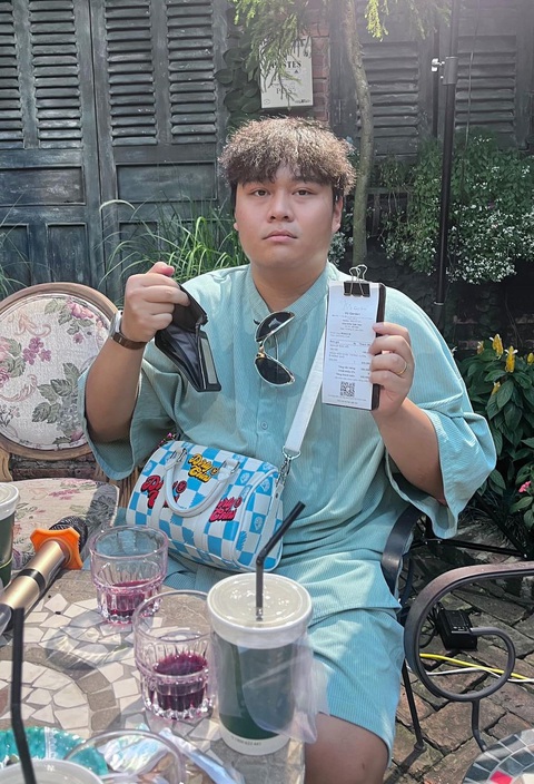 Lý Hải và dàn cast Lật mặt 7 có biểu cảm lạ khi cùng trăn trở một điều- Ảnh 6. Rapper Yuno Bigboi lo lắng vì chiếc ví rỗng và tờ hóa đơn chưa thanh toán...