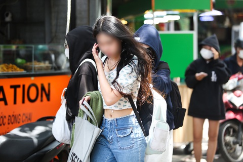 Sinh viên mặc đồ hở rốn, hở ngực, xà lỏn đi học: Tự do cá nhân hay lố lăng, thiếu ý thức?- Ảnh 1. Sinh viên một trường đại học tại TP.HCM mặc áo hở rốn khi đến trường - Ảnh: PHƯƠNG QUYÊN