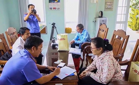Tây Ninh bồi thường hơn 2,5 tỉ đồng cho người bị oan sau 45 năm- Ảnh 1. Viện kiểm sát nhân dân tỉnh Tây Ninh đã bàn giao số tiền bồi thường cho người bị bắt oan sau 45 năm - Ảnh: GIAI THỤY