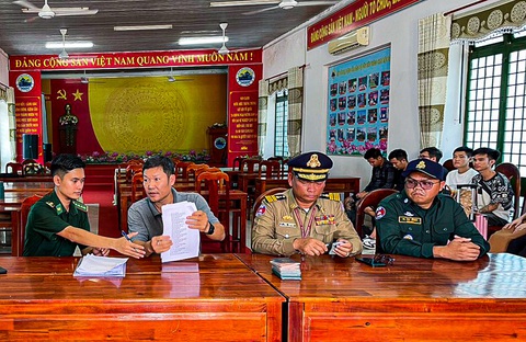 15 người Việt Nam bị cưỡng bức lao động được đưa về từ Campuchia- Ảnh 1. Lực lượng chức năng tỉnh Tây Ninh tiếp nhận bàn giao 15 người Việt Nam từ phía Campuchia - Ảnh: Lực lượng chức năng cung cấp
