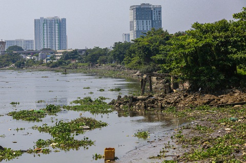Nhà thầu Anh Vinh không làm đúng cam kết, chủ đầu tư chấm dứt các gói thầu- Ảnh 1. Nhà thầu Anh Vinh trúng nhiều gói thầu ở dự án chống sạt lở Thanh Đa (quận Bình Thạnh) từ năm 2018 nhưng làm ì ạch đến nay chưa xong - Ảnh: CHÂU TUẤN