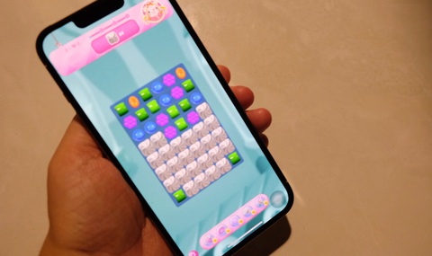 Vợ ghiền phim bộ, truyện ngôn tình, chồng nhắc 'Em ơi đi ngủ' không xi nhê- Ảnh 3. Chơi game đêm khuya dễ dẫn đến khó ngủ, mất ngủ - Ảnh: YẾN TRINH