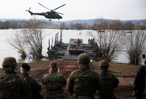 Lực lượng Anh, Pháp và Ba Lan cuộc tập trận Steadfast Defender 2024 của NATO, tại Korzeniewo, Ba Lan ngày 4-3 - Ảnh REUTERS Lực lượng Anh, Pháp và Ba Lan cuộc tập trận Steadfast Defender 2024 của NATO, tại Korzeniewo, Ba Lan ngày 4-3 - Ảnh REUTERS