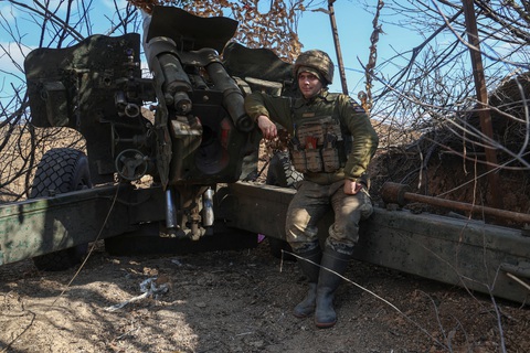 Một binh sĩ Ukraine bên cạnh khẩu pháo D-20 tại vùng Donetsk, ảnh chụp 11-3 - Ảnh: REUTERS Một binh sĩ Ukraine bên cạnh khẩu pháo D-20 tại vùng Donetsk, ảnh chụp 11-3 - Ảnh: REUTERS