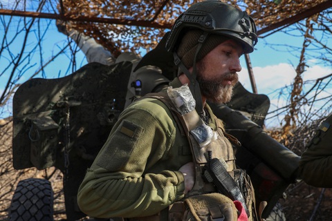 Binh sĩ Ukraine tại Donetsk hôm 11-3 - Ảnh: REUTERS Binh sĩ Ukraine ở Donetsk hôm 11-3 - Ảnh: REUTERS