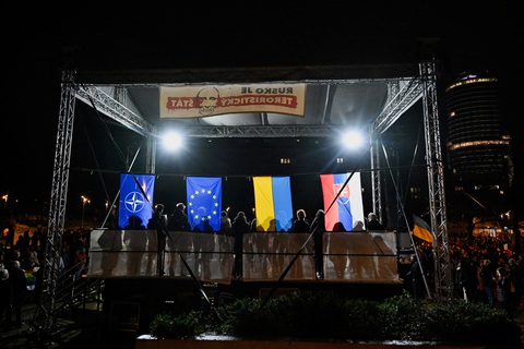 Những người biểu tình treo cờ NATO, EU, Ukraine bên cạnh cờ Slovakia - Ảnh: REUTERS Những người tuần hành treo cờ NATO, EU, Ukraine bên cạnh cờ Slovakia - Ảnh: REUTERS