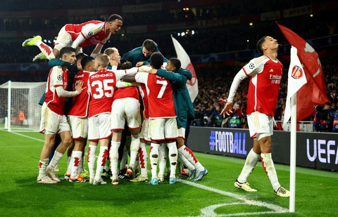 Arsenal vào tứ kết Champions League sau loạt luân lưu cân não- Ảnh 1. Niềm vui của các cầu thủ Arsenal trong trận đấu với Porto ở lượt về vòng 16 đội Champions League - Ảnh: REUTERS