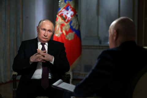 Ông Putin nói về lực lượng tràn qua biên giới Nga từ Ukraine bằng xe tăng- Ảnh 1. Tổng thống Nga Vladimir Putin trả lời phỏng vấn với nhà báo Dmitry Kiselyov ngày 13-3 - Ảnh: REUTERS