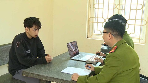 3 kẻ cướp 1 tỉ đồng quen nhau qua 'hội những người vỡ nợ muốn làm việc liều'- Ảnh 1. Bị can Nguyễn Hoài Nam khai nhận hành vi cướp tài sản - Ảnh: THU HIỀN