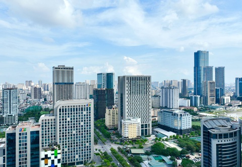 Việt Nam có bao nhiêu người siêu giàu?- Ảnh 1. Thủ đô Hà Nội nhìn từ trên cao với những tòa nhà cao tầng hiện đại, trong đó có những căn hộ với giá lên tới vài triệu USD - Ảnh: NGUYỄN KHÁNH