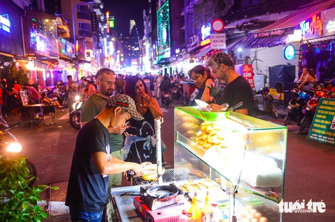 Bánh mì Việt Nam được các du khách quốc tế ưa thích mỗi khi đến Việt Nam - Ảnh: QUANG ĐỊNH Bánh mì Việt Nam được các du khách quốc tế ưa thích mỗi khi đến Việt Nam - Ảnh: QUANG ĐỊNH