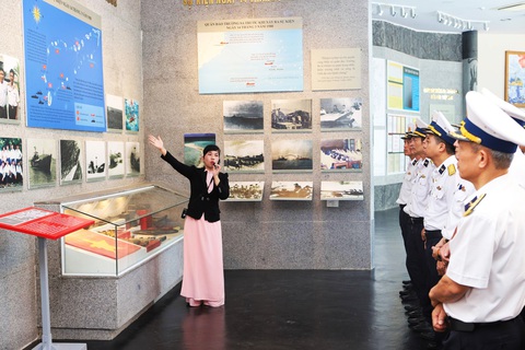 Chị Lý Thị Ngọc Mai thuyết minh cho đoàn tham quan của Học viện Hải quân Chị Lý Thị Ngọc Mai thuyết minh cho đoàn tham quan của Học viện Hải quân - Ảnh: TRẦN HOÀI