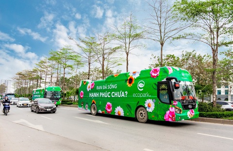 Mạng xã hội xôn xao, hỏi nhau 'bạn đã sống hạnh phúc chưa?'- Ảnh 1. Đường phố Hà Nội, Vinh và TP.HCM ngập tràn các phương tiện với thông điệp "bạn đã sống hạnh phúc chưa?"