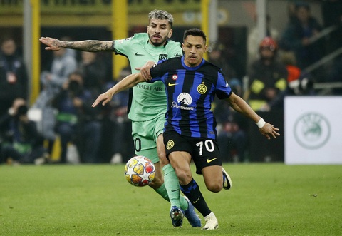 Vòng 16 đội Champions League: Hấp dẫn 2 vé cuối cùng- Ảnh 1. Atletico (trái) gặp khó trước Inter Milan ở lượt về vòng 16 đội Champions League - Ảnh: Reuters