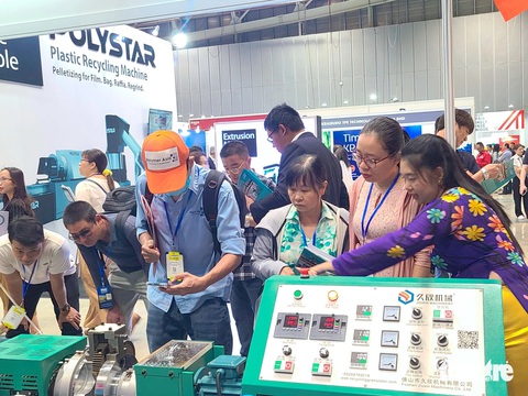 60 gian hàng trưng bày nguyên liệu, thiết bị tiên tiến nhất ngành nhựa và cao su non- Ảnh 1. Một chiếc máy tạo hạt nhựa từ túi ni lông đã qua sử dụng thu hút sự chú ý của khách tham quan tại Plastics & Rubber Vietnam 2024 - Ảnh: NHẬT XUÂN