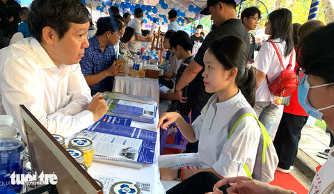 Sự thật về học phí đại học công lập ở TP.HCM hơn 800 triệu đồng- Ảnh 1. Học sinh tìm hiểu thông tin về tuyển sinh, các ngành đào tạo và học phí của Trường đại học Bách khoa (Đại học Quốc gia TP.HCM) trong Ngày hội tư vấn tuyển sinh - hướng nghiệp 2024 - Ảnh: TRẦN HUỲNH