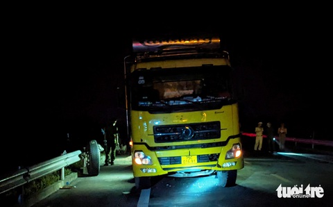 Khởi tố vụ án, điều tra nguyên nhân tai nạn trên cao tốc Cam Lộ - La Sơn làm 2 người chết- Ảnh 1. Công an huyện Phong Điền (Thừa Thiên Huế) đã tiến hành khởi tố vụ án tai nạn trên cao tốc Cam Lộ - La Sơn tối 10-3 - Ảnh: NHẬT LINH