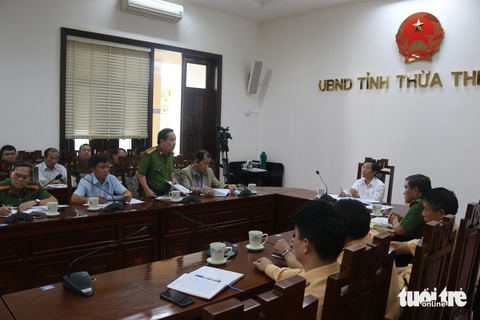 Khởi tố vụ án, điều tra nguyên nhân tai nạn trên cao tốc Cam Lộ - La Sơn làm 2 người chết- Ảnh 3. Tỉnh Thừa Thiên Huế chỉ đạo lực lượng cảnh sát giao thông tăng cường tuần tra, xử phạt xe chở quá khổ, quá tải tại những nút giao thông dẫn lên cao tốc Cam Lộ - La Sơn - Ảnh: NHẬT LINH